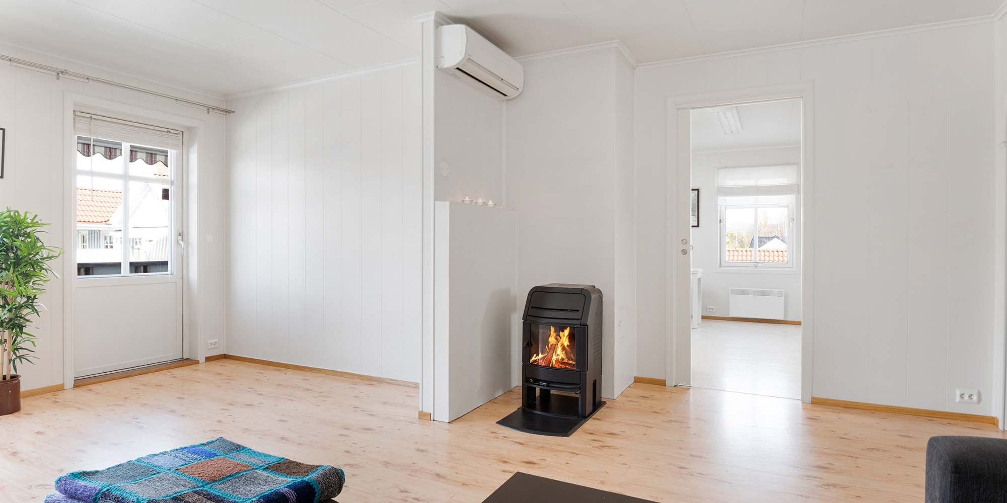 Bilde av bolig med både varmepumpe og vedovn, sannsynligvis godkjent av en energirådgiver