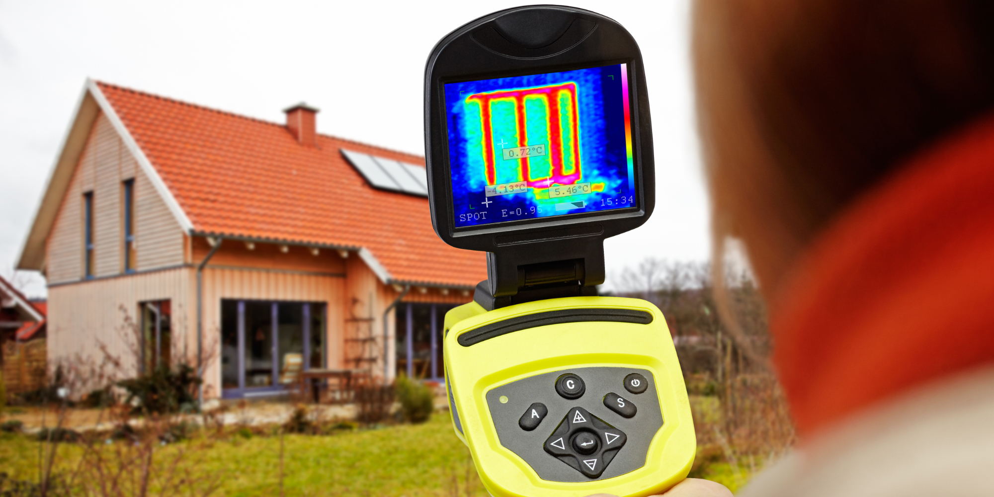 Bilde av en person som termograferer et hus.